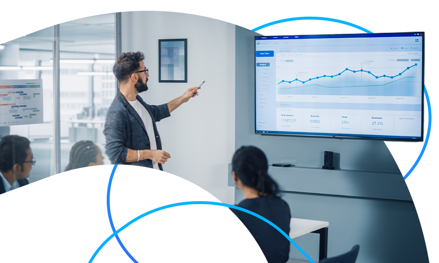 Representación de un equipo analizando datos en una pantalla grande.